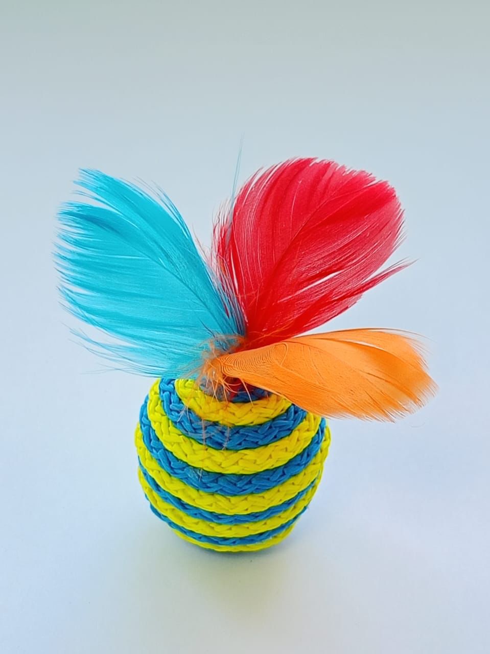 Игрушка мячик полосатый с перьями 1 шт
